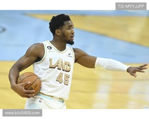 米切尔谈球迷冲场：满脑子是浪费领先的怒火